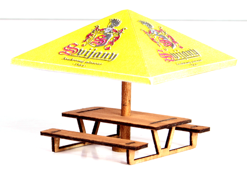 Zahradní lavice a stůl se slunečníkem